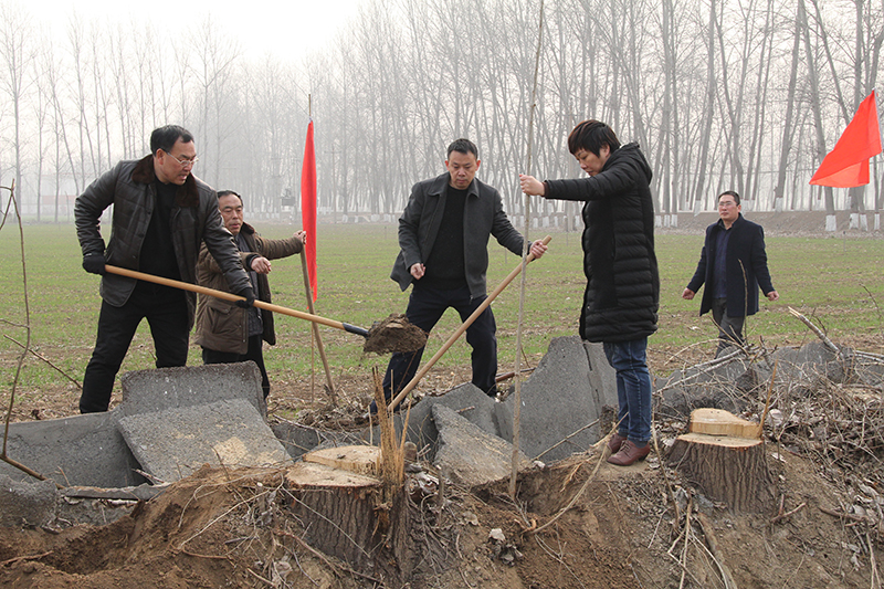 博農(nóng)集團領(lǐng)導、基層黨政負責人等同志積極參加植樹活動